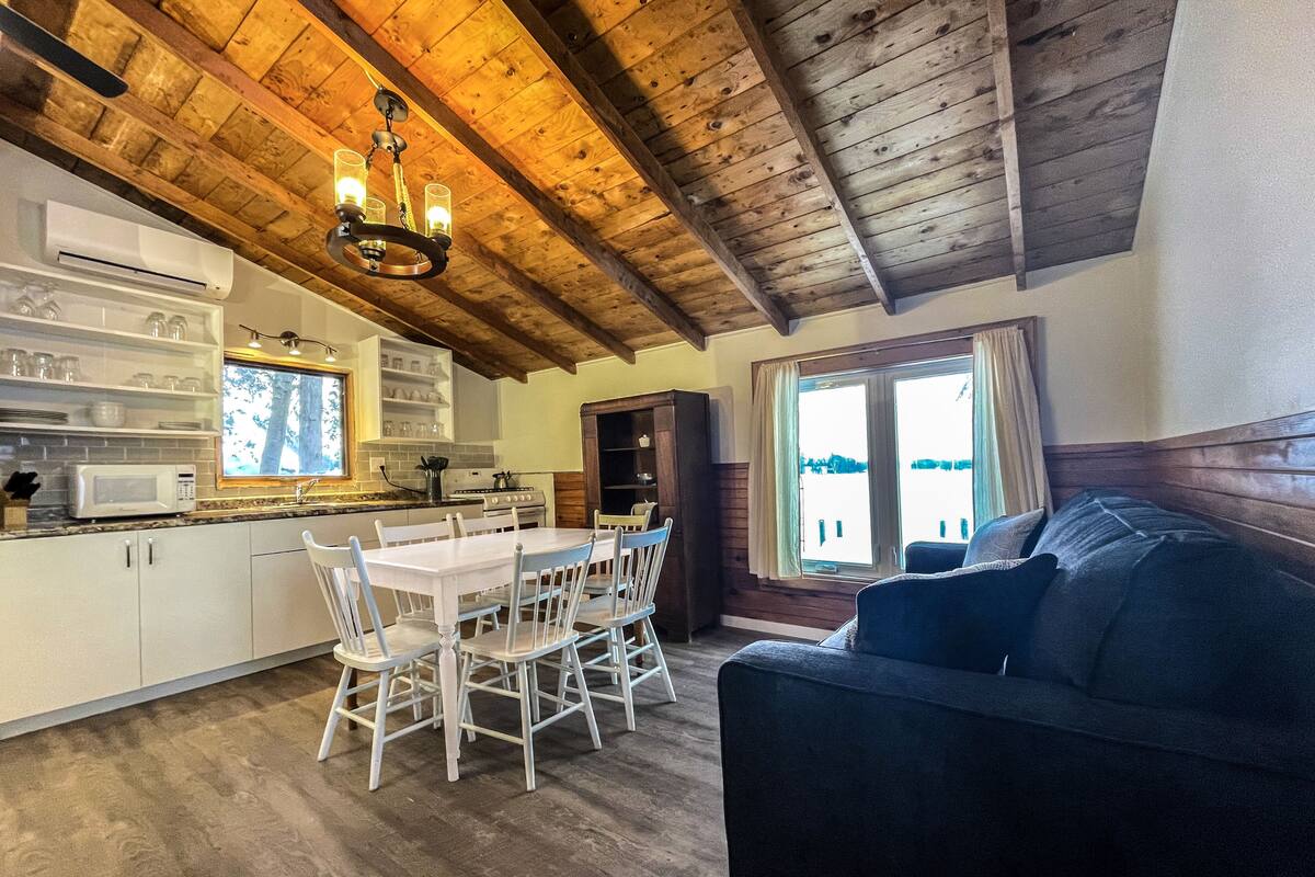 Casa de campo superior, 2 habitaciones, cocina, junto a la playa | Área de sala de estar | Smart TV de 32 pulgadas con canales por cable y televisión 