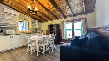 Cottage Supérieur, 2 chambres, cuisine, en bord de plage | Coin séjour | TV connectée de 32 pouces avec chaînes par câble, télévision