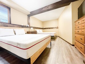 Chaumière exécutive, 4 chambres, 2 salles de bains, vue sur le lac | Lit avec matelas en mousse à mémoire, décor unique, ameublement unique