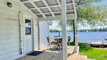 Superior-mökki, 2 makuuhuonetta, keittiö, rannalla | Terassi/patio
