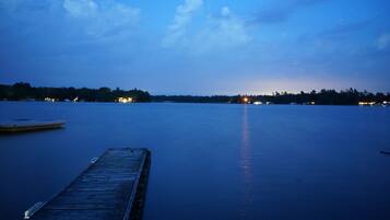 Majoituspaikan julkisivu illalla/yöllä