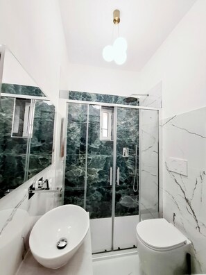 Een douche, handdoeken