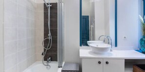 مجففات شعر، مناشف، صابون، شامبو