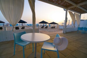 Privatstrand, Shuttle zum Strand, Liegestühle, Sonnenschirme