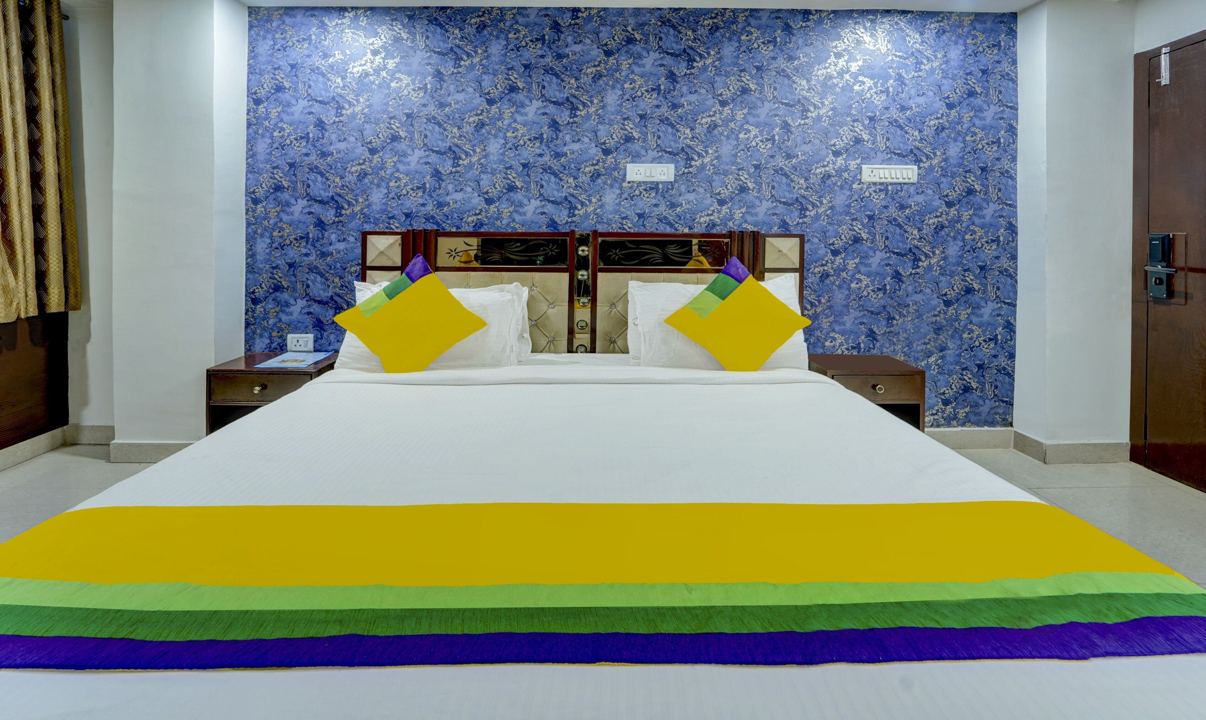 Deluxe Double Room | Desk
