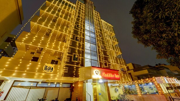 Un hotel con varios pisos, luces de cadena y un letrero de neón.