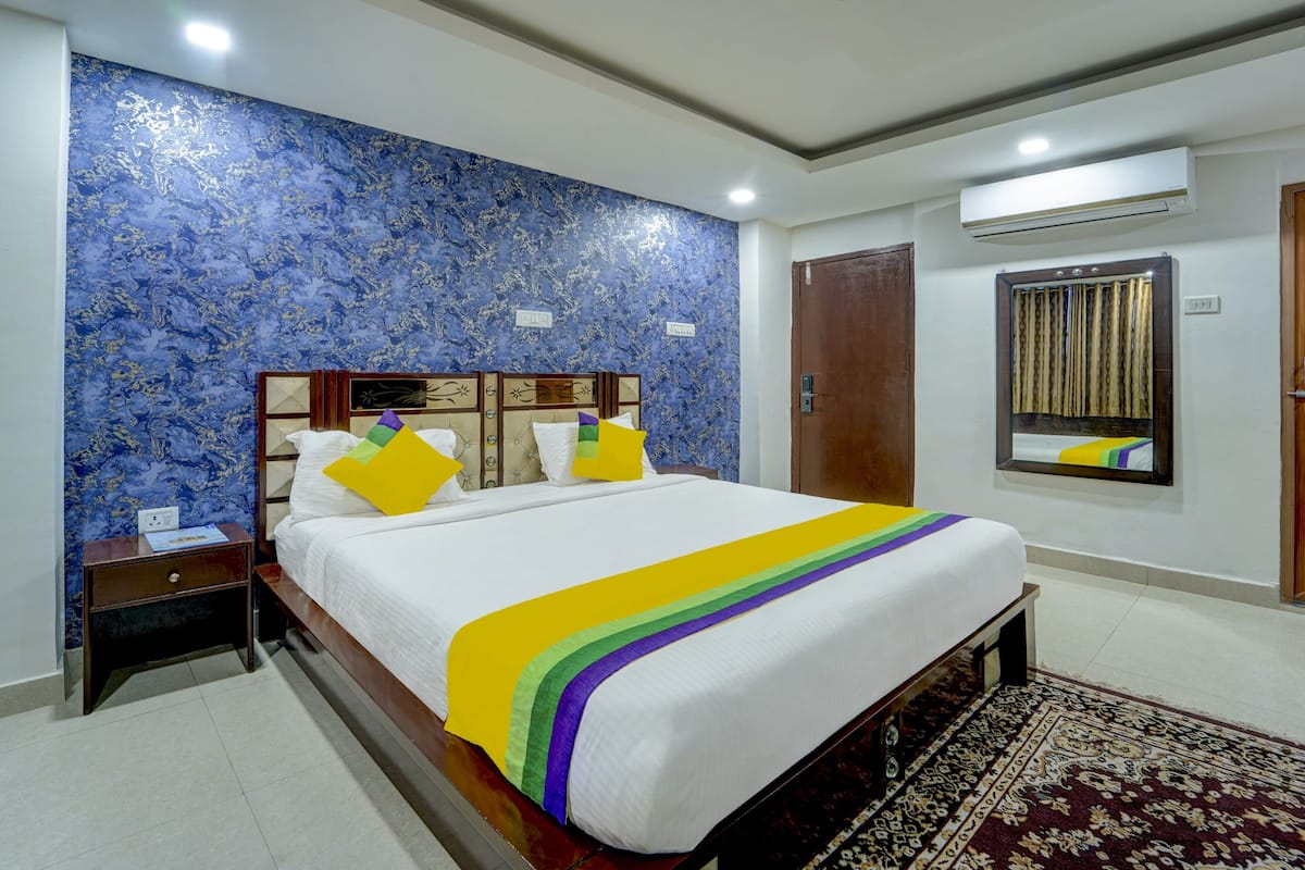 Deluxe Double Room | Desk