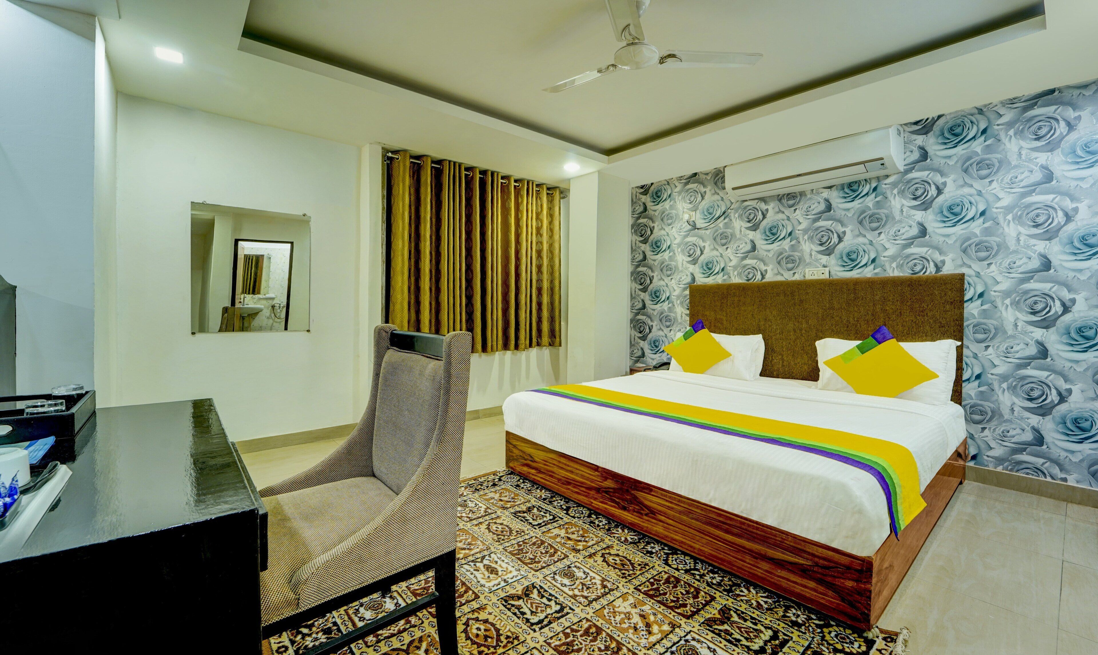 Deluxe Double Room | Desk