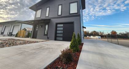 Contemporary Highway Hideaway in Marionville