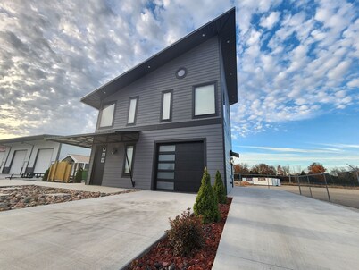 Contemporary Highway Hideaway in Marionville