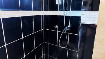 Habitación, 1 cama matrimonial, baño privado | Baño | Regadera, regadera tipo lluvia, secadora de cabello, toallas