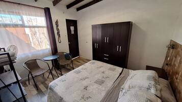 Habitación doble, 1 cama matrimonial, baño compartido | Ropa de cama