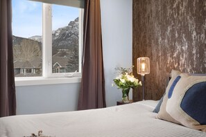 3 bedrooms, desk, iron/ironing board, WiFi - Great Rocky Mountain 3BR Condo in Canmore DT (Canmore)