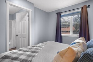 4 bedrooms, desk, iron/ironing board, WiFi