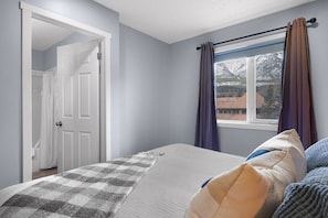 4 bedrooms, desk, iron/ironing board, WiFi