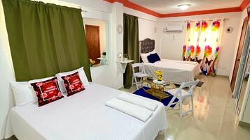 Kahden hengen perhehuone (kaksi sänkyä) | Tallelokero huoneessa, pimennysverhot, silitysrauta/-lauta