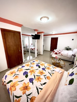 Quarto duplo família | Cofres nos quartos, cortinas blackout, ferros/tábuas de passar roupa