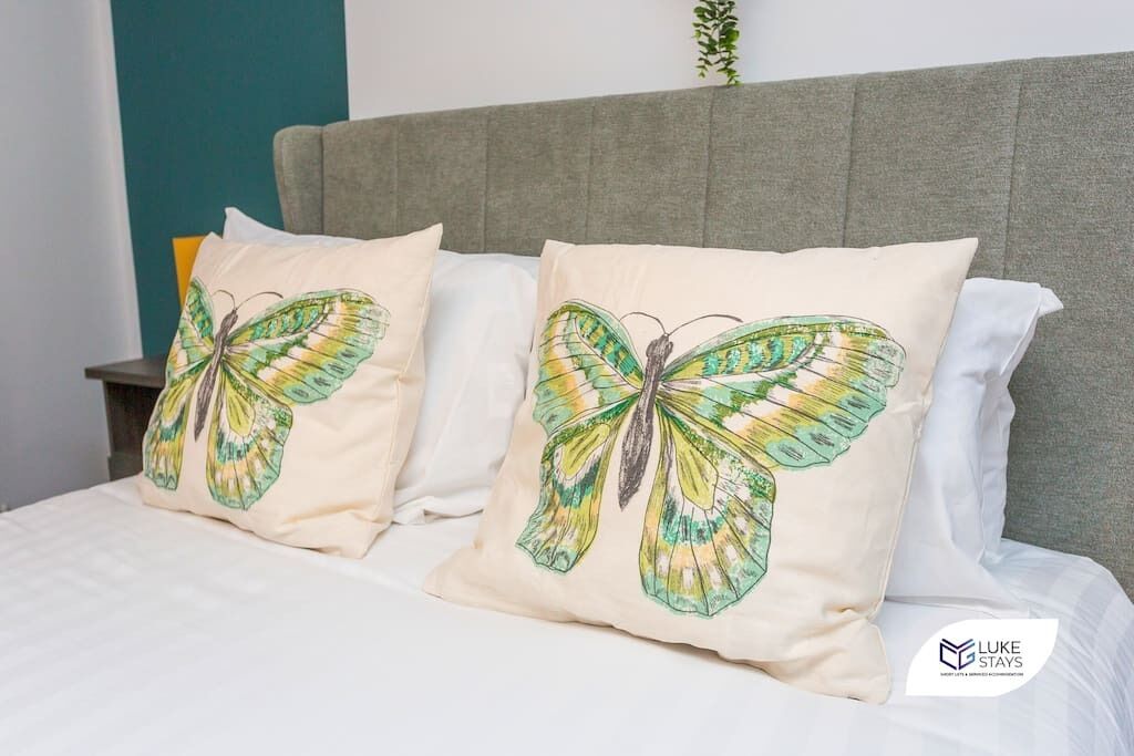 2 bedrooms, iron/ironing board, internet, bed sheets