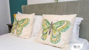 2 bedrooms, iron/ironing board, internet, bed sheets