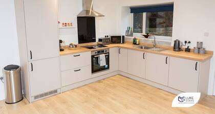 Luke Stays -Good StationCottages