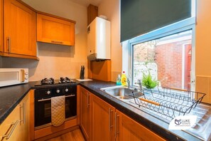Fridge, microwave, stovetop, toaster - Luke Stays - Rokeby Street (Newcastle Upon Tyne)