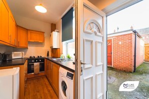 Geladeira, micro-ondas, cooktop, torradeira