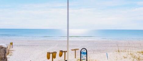 Plage à proximité, chaises longues