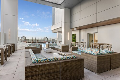 Heart of Downtown Atlanta Resort with Pool & Bar