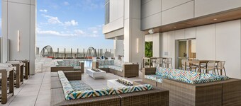 Heart of Downtown Atlanta Resort with Pool & Bar