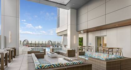 Heart of Downtown Atlanta Resort with Pool & Bar