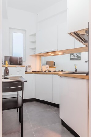 Réfrigérateur, micro-ondes, plaque de cuisson, lave-vaisselle