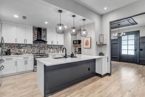 Fridge, microwave, stovetop, dishwasher