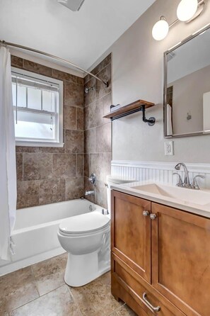 Kylpyamme, hiustenkuivaaja, pyyhkeet