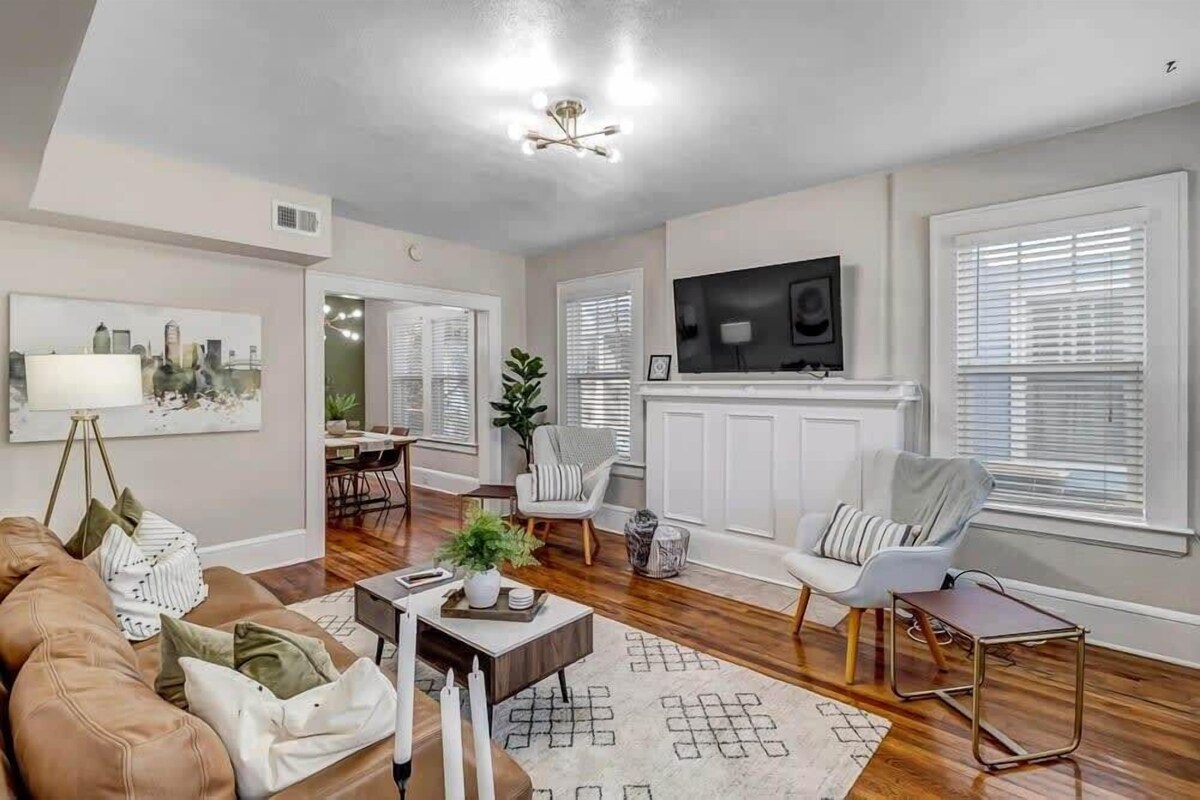 Cozy Retreat - Walkable to Bars & Restaurants!