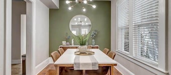 Cozy Retreat - Walkable to Bars & Restaurants!