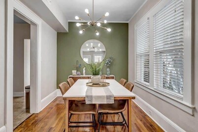 Cozy Retreat - Walkable to Bars & Restaurants!
