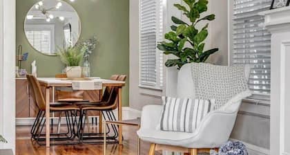 Cozy Retreat - Walkable to Bars & Restaurants!