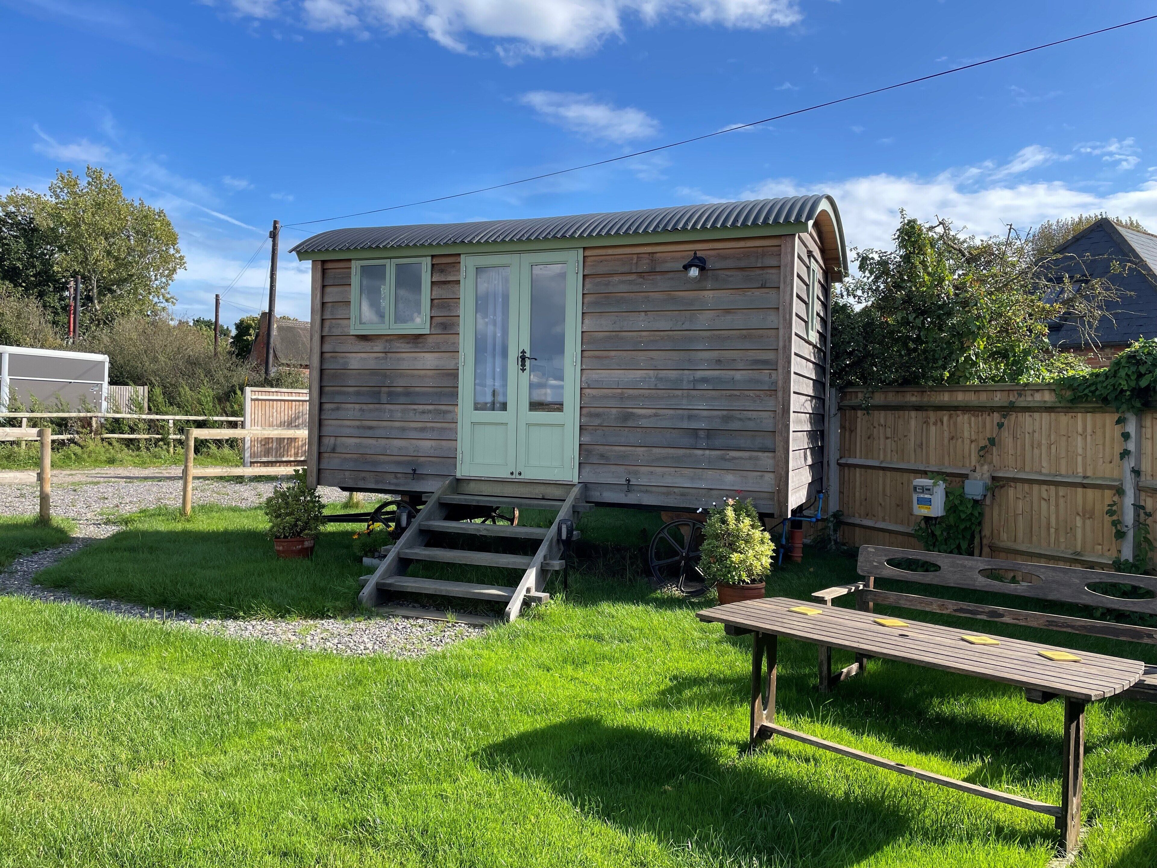 Beautiful romantic getaway overlooking fields on the beautiful south coast.