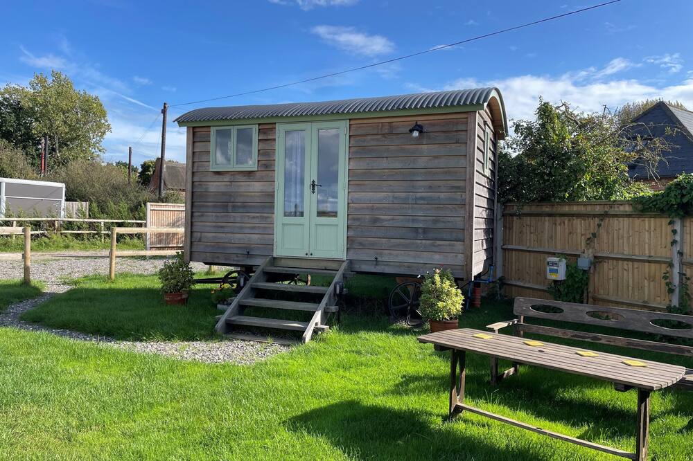 Beautiful romantic getaway overlooking fields on the beautiful south coast.