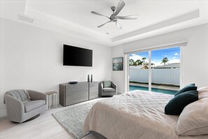 5 habitaciones, escritorio y tabla de planchar con plancha