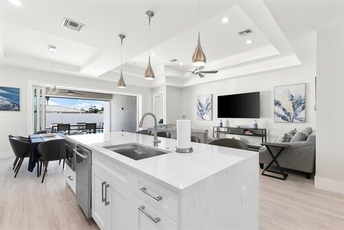 Brand New Luxury Pool & Spa Home Near Beach!