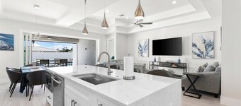 Brand New Luxury Pool & Spa Home Near Beach!