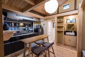 Fridge, microwave, oven, coffee/tea maker - Tofukuji - Authentic confortable Japanese House (Kyoto)