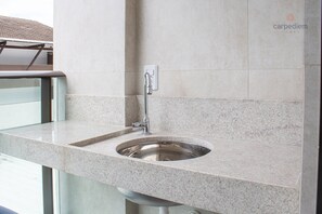 Refrigerador, microondas, placa de cocina, tostadora