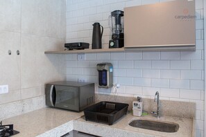 Apartamento | Cozinha privada | Geladeira, micro-ondas, cooktop, torradeira
