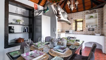 Comfort House | Private kitchen | Microwave, stovetop, toaster, cookware/dishes/utensils