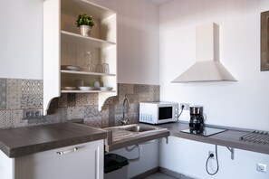 Family Loft | Private kitchen | Microwave, stovetop, toaster, cookware/dishes/utensils - HACIENDA FÉLIX (El Paso)