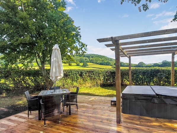 Outdoor dining - Cuckoo Lodge - UK42541 (Clifford)