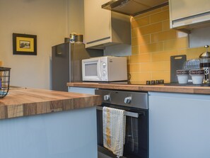 Frigorifero, microonde, forno, seggiolone
