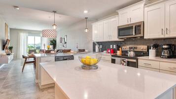 冷蔵庫、電子レンジ、オーブン、コンロ